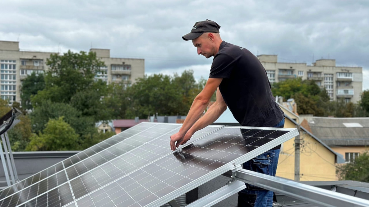 У Хмельницькому ветеранів запрошують пройти курс «Монтажник сонячних електростанцій» - подробиці