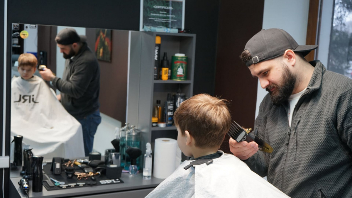Бізнес як спосіб адаптації після фронту: ветеран Дмитро Захарчук відкрив барбершоп у Миколаєві