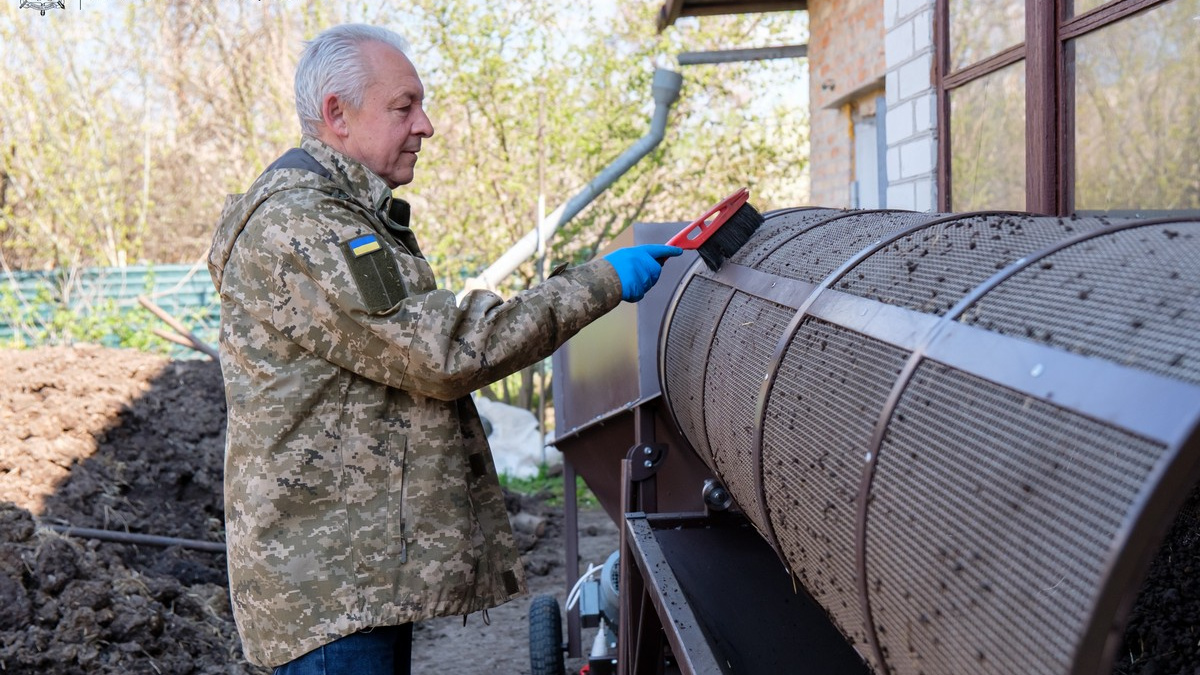 Ветеран із Запоріжжя отримав грант та створив бізнес на екодобривах – подробиці