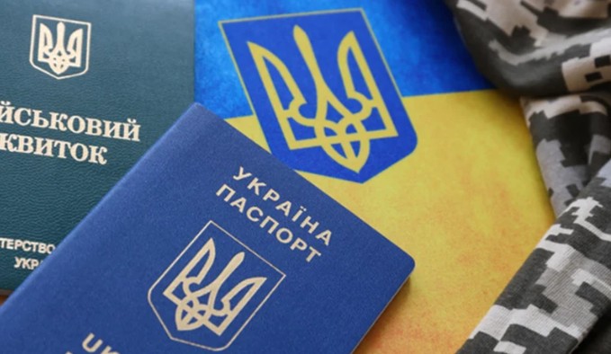 Чи можна батьку-одинаку виїхати з України без дитини: відповідь юристів
