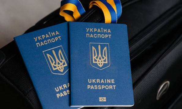 Хто з чоловіків зможе виїхати за кордон у серпні: актуальні правила