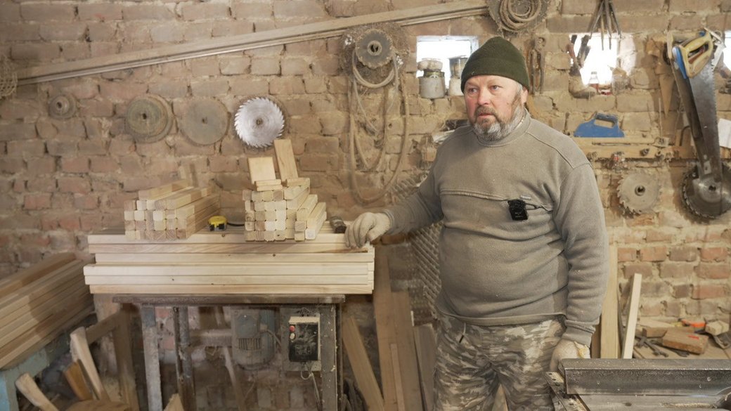 На Вінниччині ветеран власноруч виготовляє ліжка-трансформери для фронту – подробиці