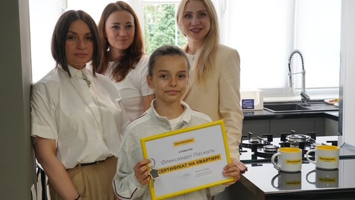 Нове житло для нових мрій: Олександра Паскаль, яка втратила ногу через обстріл Затоки, отримала квартиру від Ріната Ахметова