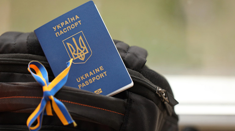 Перетин кордону журналістами та митцями: Уряд змінив порядок