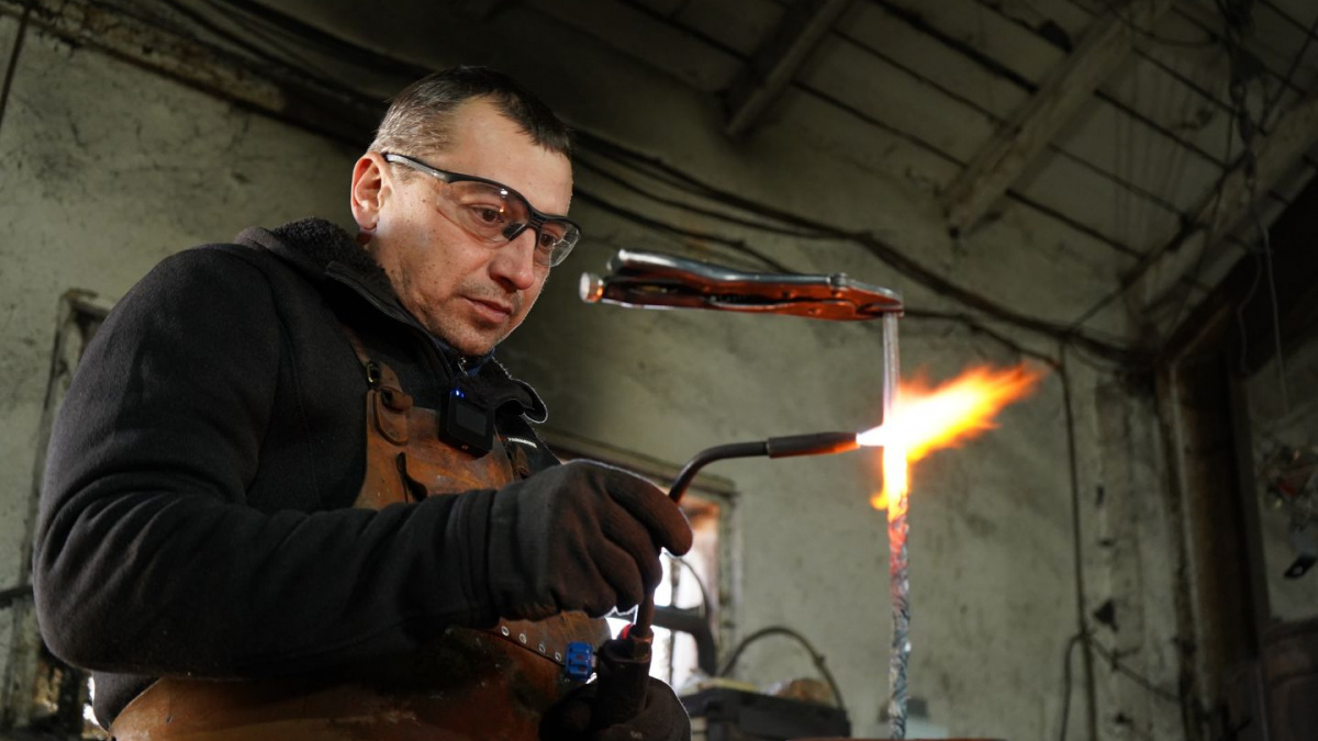 Відродити культуру українського зброярства – ветеран Антон Фіцич виготовляє бартки, мечі та шаблі