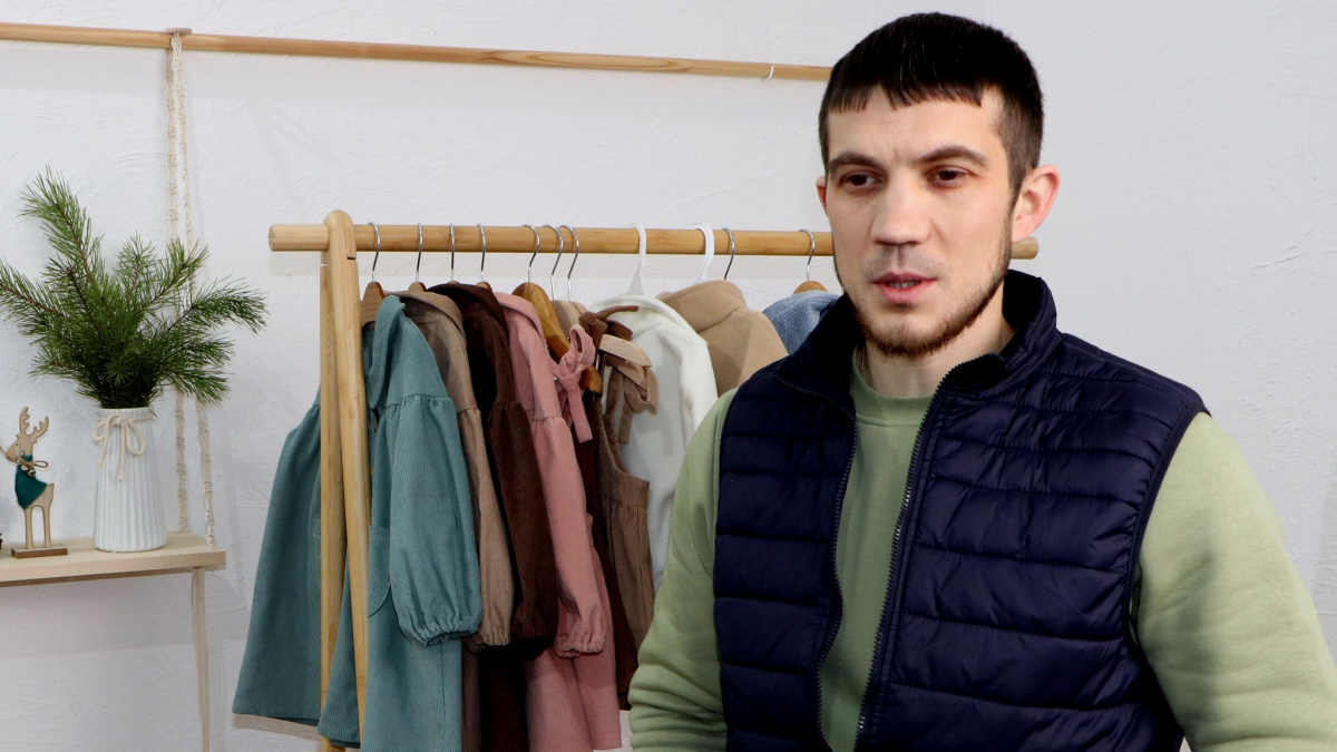 "Надихнули донечки": ветеран Тарас Тиньо разом з дружиною заснував швейний цех у Львові