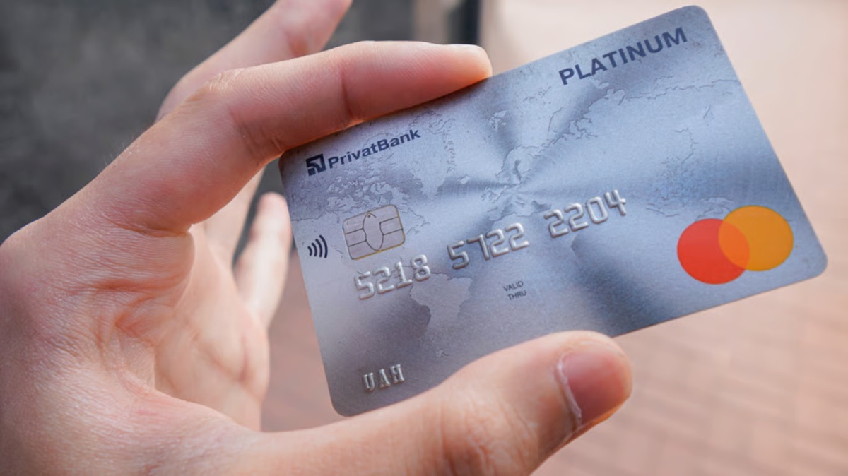 "Немає рук – немає картки": ветерану з ампутацією всіх кінцівок відмовили в обслуговуванні в банку