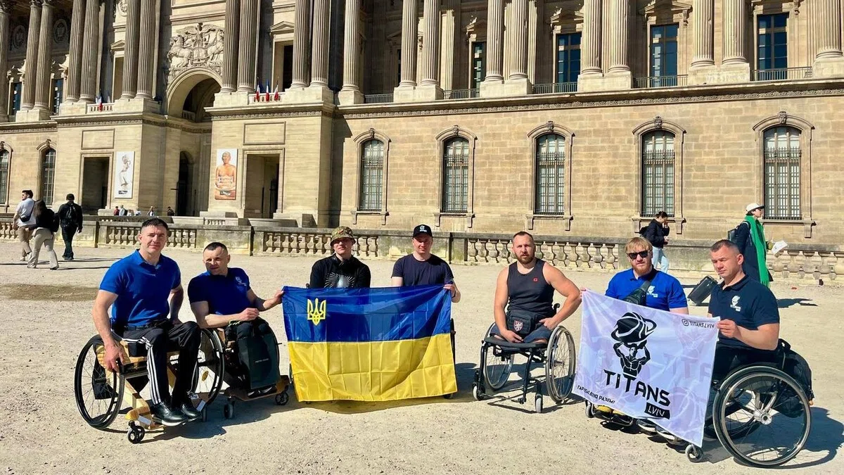 42 км на унікальних кріслах колісних: українські ветерани підкорили Паризький марафон