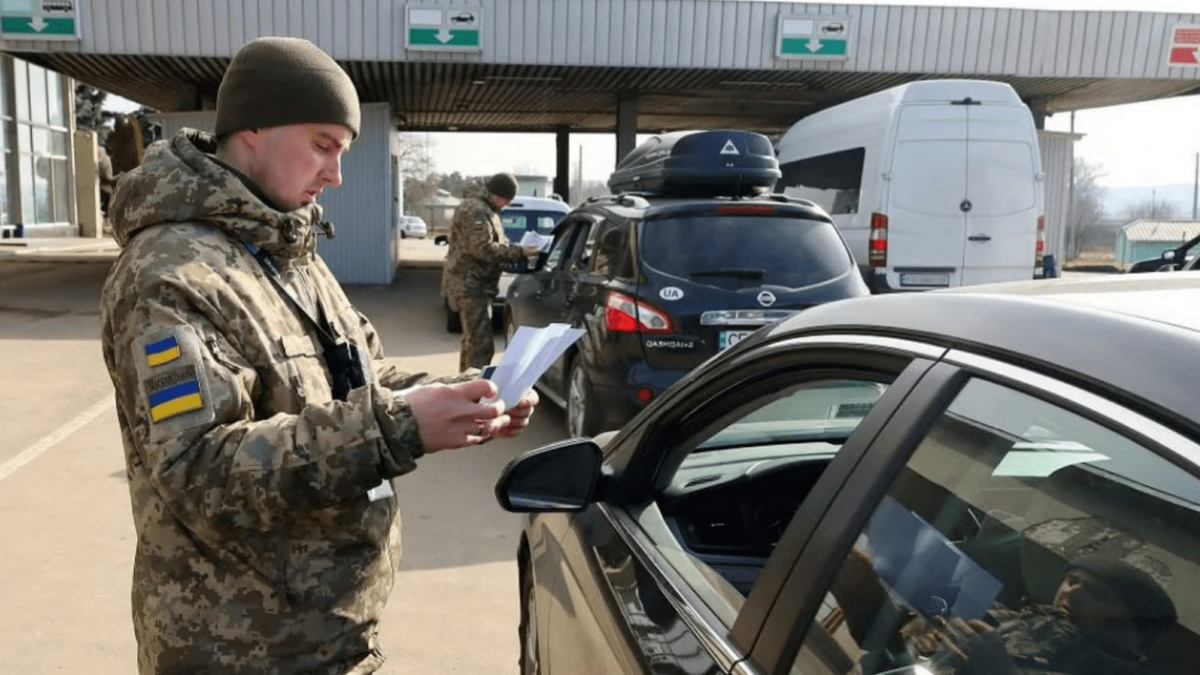 Волонтерів не пропустять – для чоловіків змінили правила виїзду за кордон