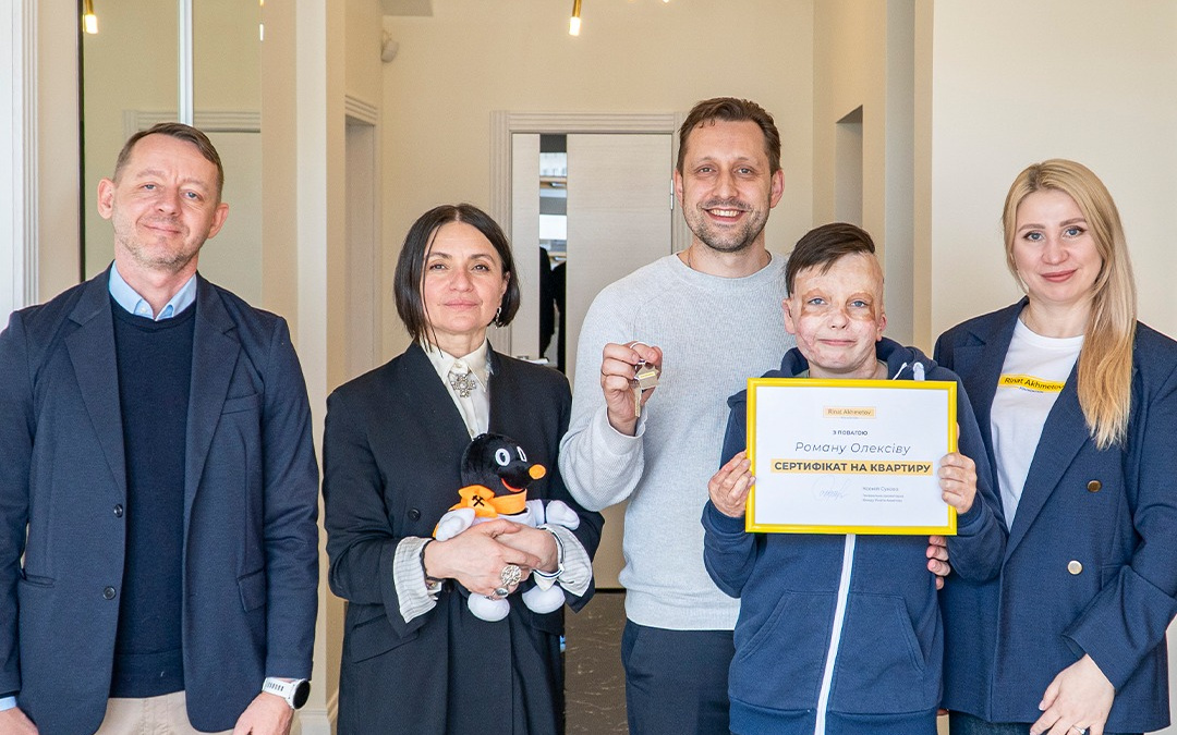 Незламний Роман Олексів, який вижив після обстрілу Вінниці у 2022 році, отримав квартиру від Ріната Ахметова