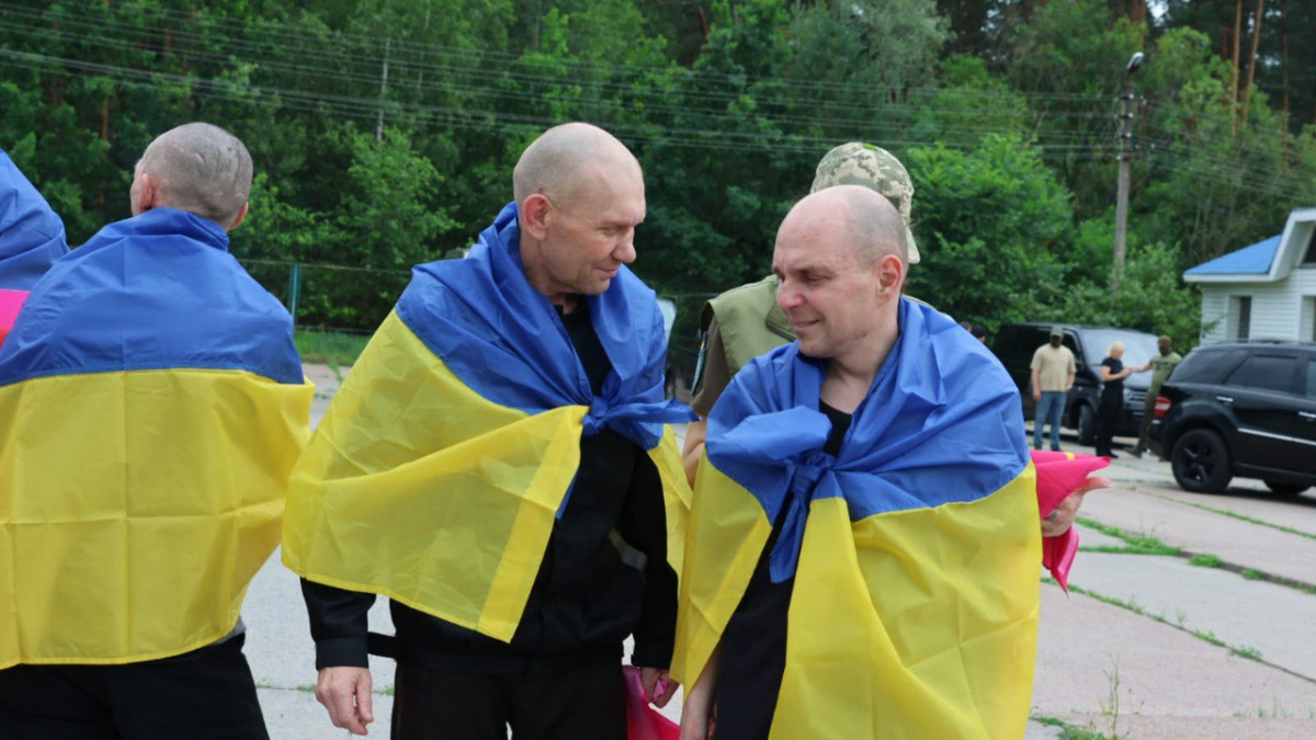 Групова підтримка серед своїх: військових після полону запрошують у "Коло міцних" в Києві