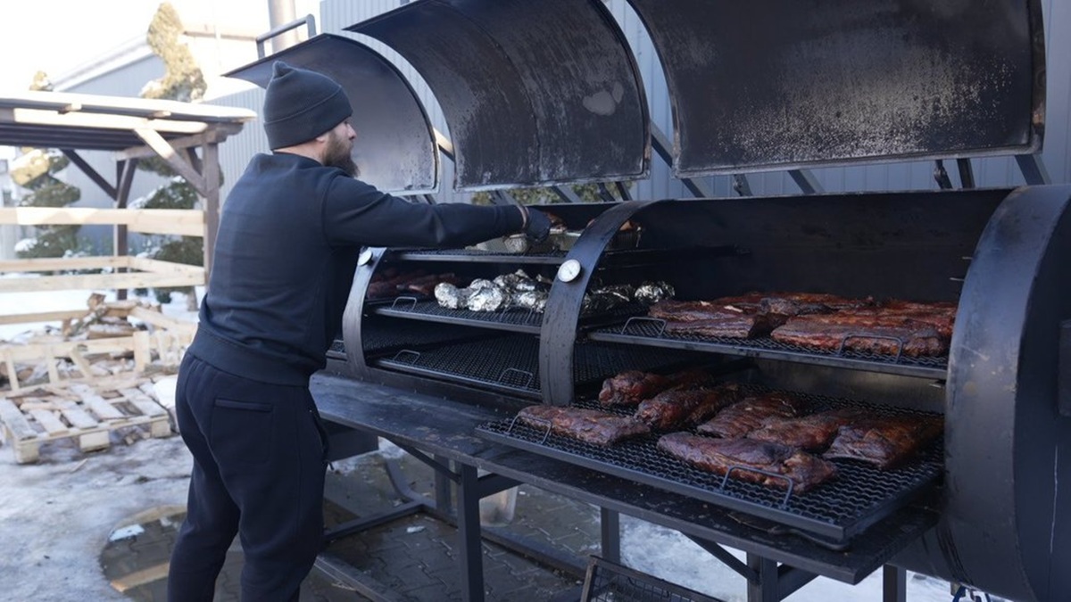 "Головне – любов до їжі": ветеран Олександр Тесля відкрив барбекю-бар та допомагає військовим
