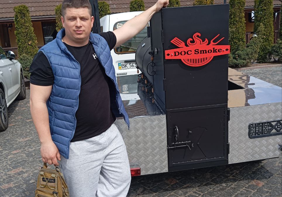 «Так готує м’ясо вся Америка» – як ветеран Сергій Галушко привчив Сарни до справжнього барбекю