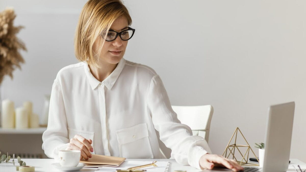 Бізнес-навчання та грант до 4 тис. євро – для жінок-ВПО запускають нову програму