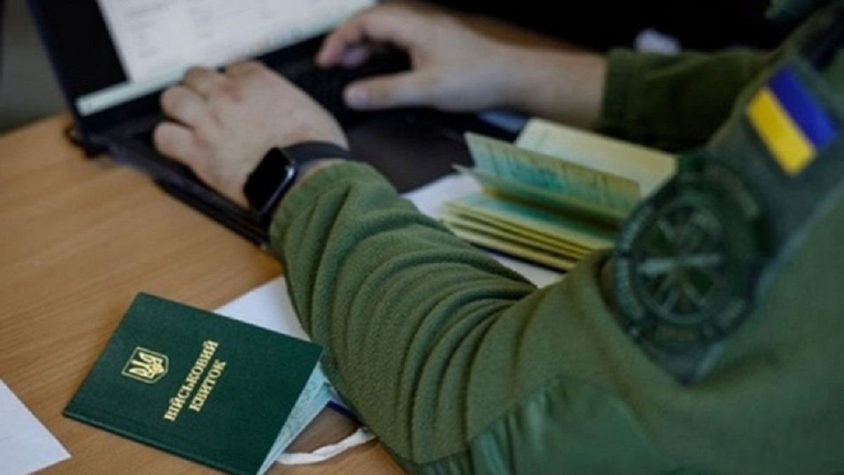 В Україні можуть дозволити бронювати чоловіків, які перебувають у розшуку – деталі законопроєкту