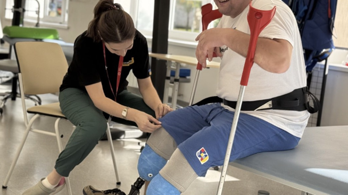 "Пожовані" ноги ампутували: ветеран Денис Кочерга опановує протези в Центрі UNBROKEN