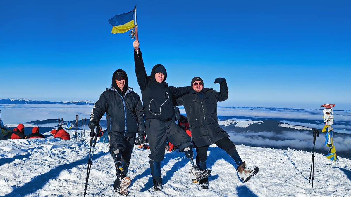 Перші в Україні: ветеран Андрій Ільїн з побратимами підкорили зимову Говерлу на протезах
