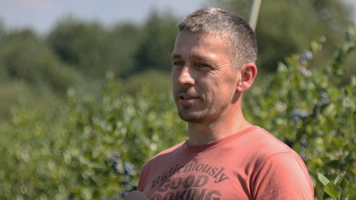 "Я живу полем": ветеран АТО Віктор Когуц вже 10 років розвиває ягідний бізнес на Волині
