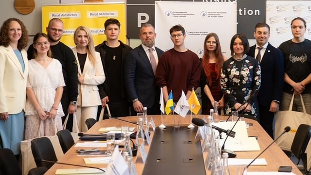 "Молодь обирає Україну": Фонд Ріната Ахметова запускає пілотний проєкт підтримки 18–23-річних