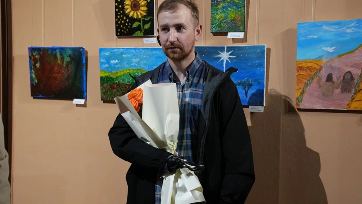 Ветеран, який втратив обидві руки, відкрив виставку картин – історія Володимира Симанишина