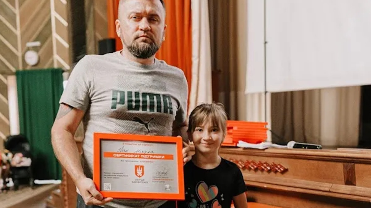 Втратив око та пережив полон: захисник Маріуполя Іван Мікула отримав допомогу від "Серця Азовсталі"