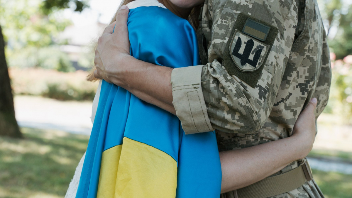 Дружини та чоловіки військовослужбовців мають право на відпустку поза графіком – подробиці