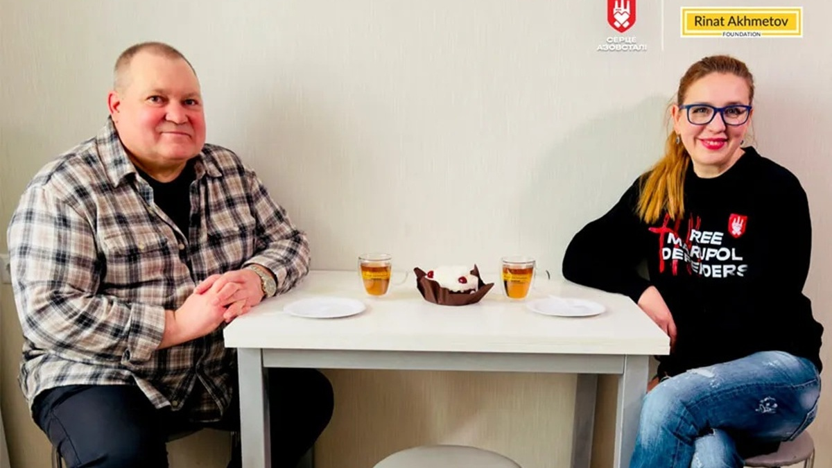 Рятував життя на "Азовсталі" та в полоні: лікар Олександр Решитко отримав квартиру від "Серця Азовсталі"