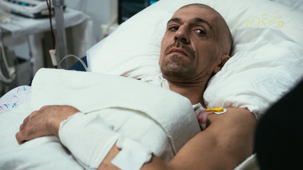 42 доби з турнікетом на розтрощеній нозі: у Харкові врятували захисника з важким пораненням