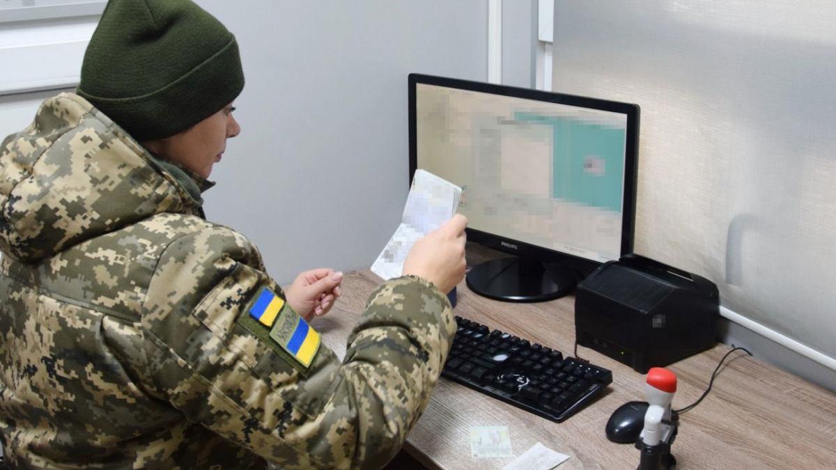 Виїзд за кордон чоловіків до 23 років – чи потрібно пред’являти військово-обліковий документ