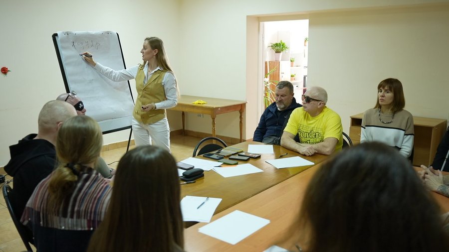 У Вінниці психолог допомагає ветеранам із порушеннями зору адаптуватися до цивільного життя – подробиці