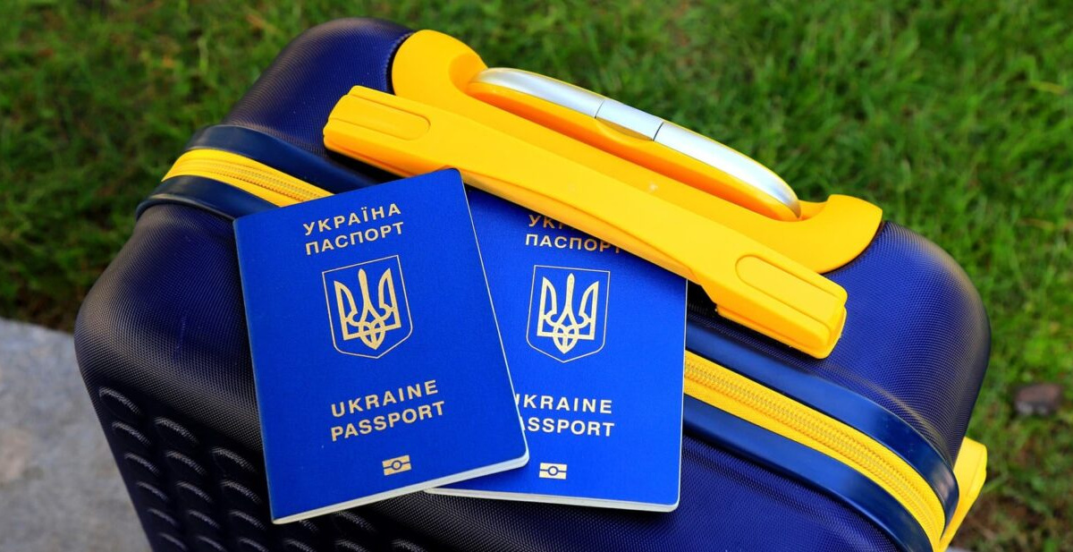 Чоловікам до 22 років можуть дозволити виїзд за кордон: Кабмін оновить правила вже сьогодні