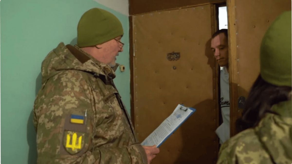 Чи має право ТЦК заходити у двір чи оселю – роз’яснення адвоката