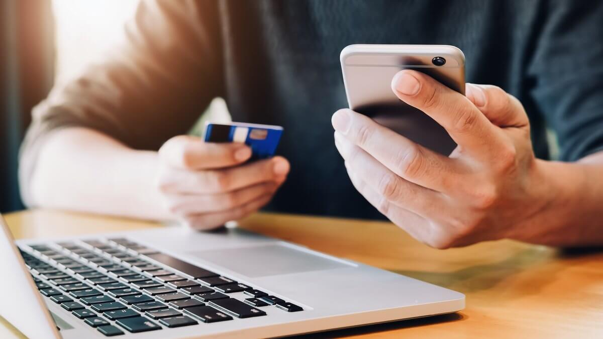 Шахраї полюють на волонтерів – як аферисти виманюють гроші зі зборів на підтримку ЗСУ