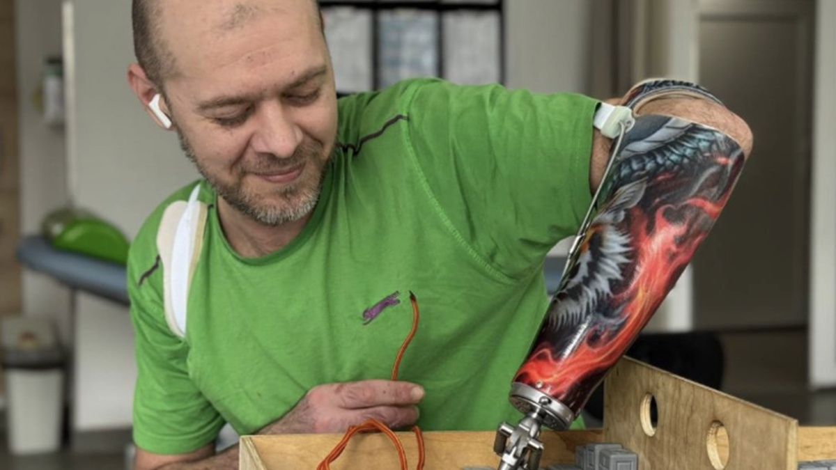 "Хочу навчитися писати біонічною рукою": ветеран Сергій Данов опановує протез після втрати кисті