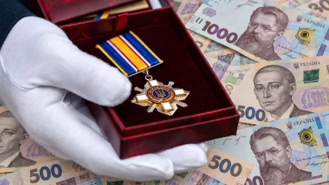 Виплати за бойові заслуги: які нагороди дають право на щомісячну допомогу у 2026 році