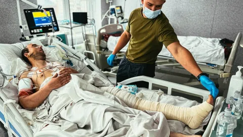 Зшили нову вену, щоб врятувати ногу: у Харкові захиснику провели надскладну операцію