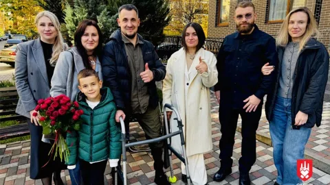 Потрапив у полон з ушкодженням спинного мозку: захисник Маріуполя Павло Познанський отримав квартиру від 