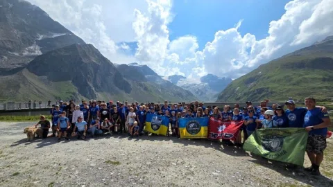 Підкорення вершин на протезах та психотерапія: ветерани з сім’ями пройшли реабілітацію в Альпах 