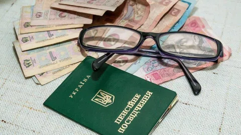 Пенсіонерам можуть призупинити виплати з 1 квітня – хто під загрозою