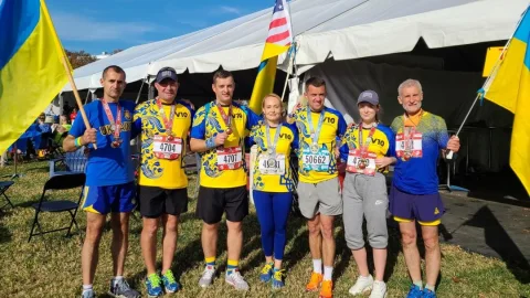 Українські прапори біля Пентагону: наші ветерани вдруге підкорили престижний забіг у Вашингтоні