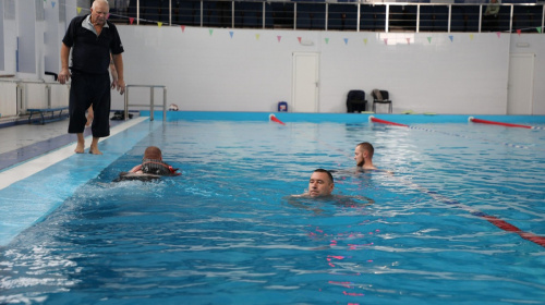 Відновлення у воді: у Черкасах стартували безкоштовні заняття плаванням для ветеранів