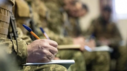 Нові контракти для військових: як зміняться умови служби та хто зможе підписати