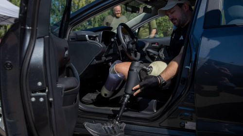 У Києві відкрили першу комунальну автошколу для ветеранів з інвалідністю – подробиці