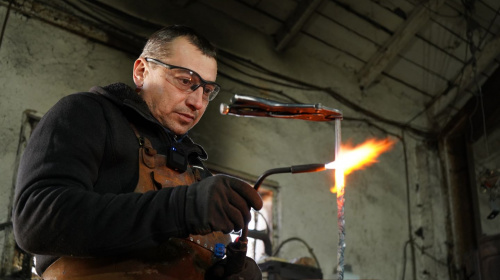 Відродити культуру українського зброярства – ветеран Антон Фіцич виготовляє бартки, мечі та шаблі