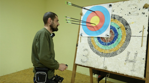 Спорт повертає до життя – після важкого поранення ветеран з Черкащини займається стрільбою з лука