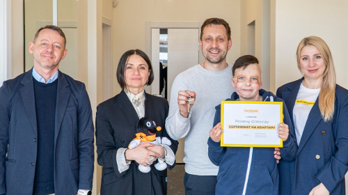 Незламний Роман Олексів, який вижив після обстрілу Вінниці у 2022 році, отримав квартиру від Ріната Ахметова