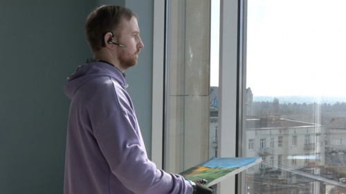 Малює після втрати рук: ветеран Володимир Симанишин презентує власні картини в Луцьку