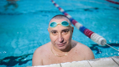 Перший кілометр у воді: ветеран Рашид Алтинбаєв проходить реабілітацію, займаючись плаванням