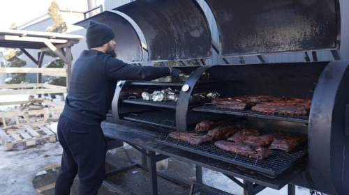 "Головне – любов до їжі": ветеран Олександр Тесля відкрив барбекю-бар та допомагає військовим