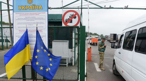 В Україні створили петицію за обмеження виїзду за кордон для жінок - що пропонували